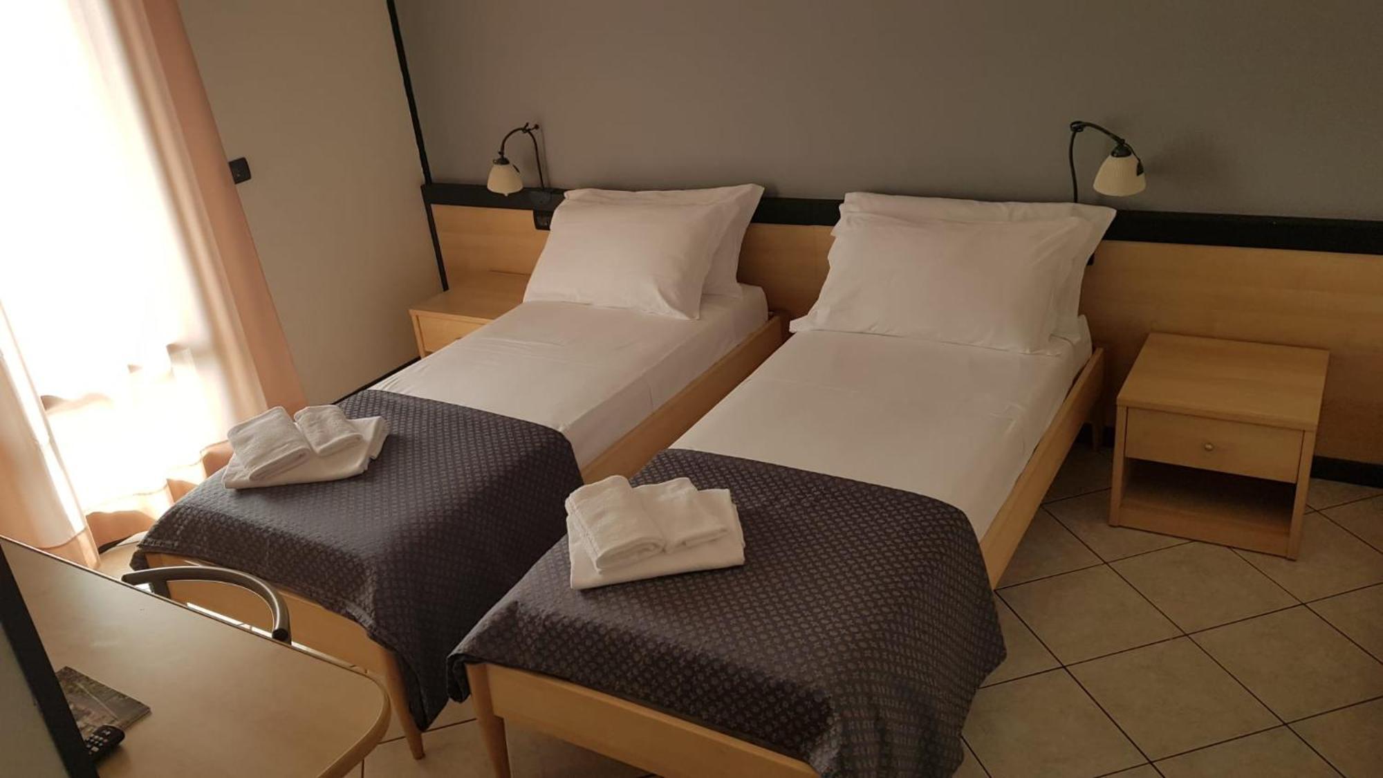 Hotel Gran Delta Di Alba-Invest Srl โรโซลินา ภายนอก รูปภาพ