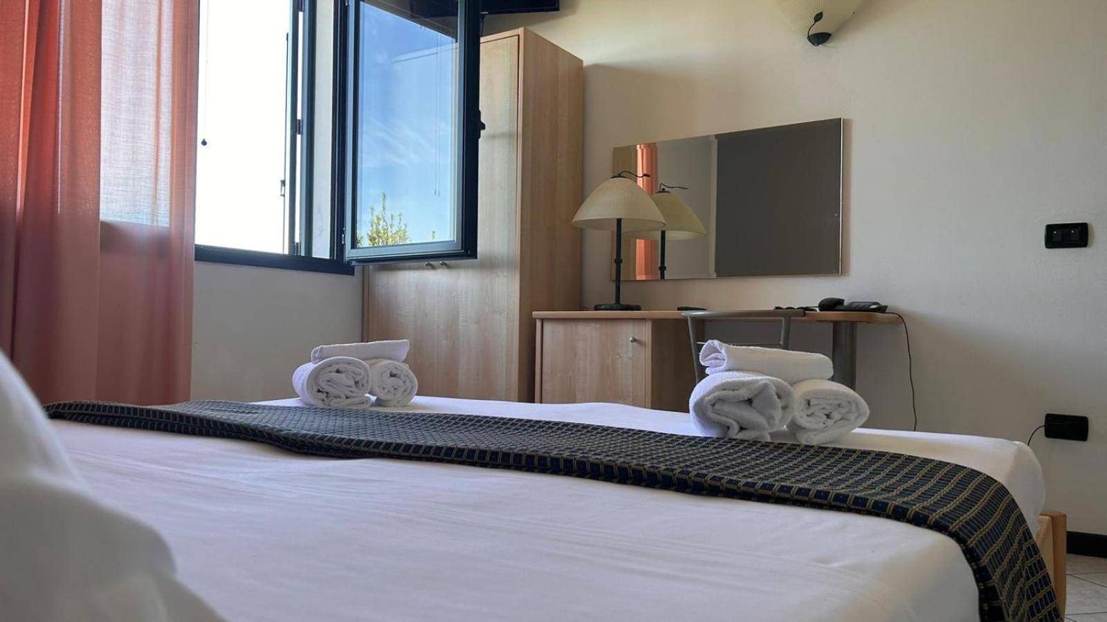 Hotel Gran Delta Di Alba-Invest Srl โรโซลินา ภายนอก รูปภาพ