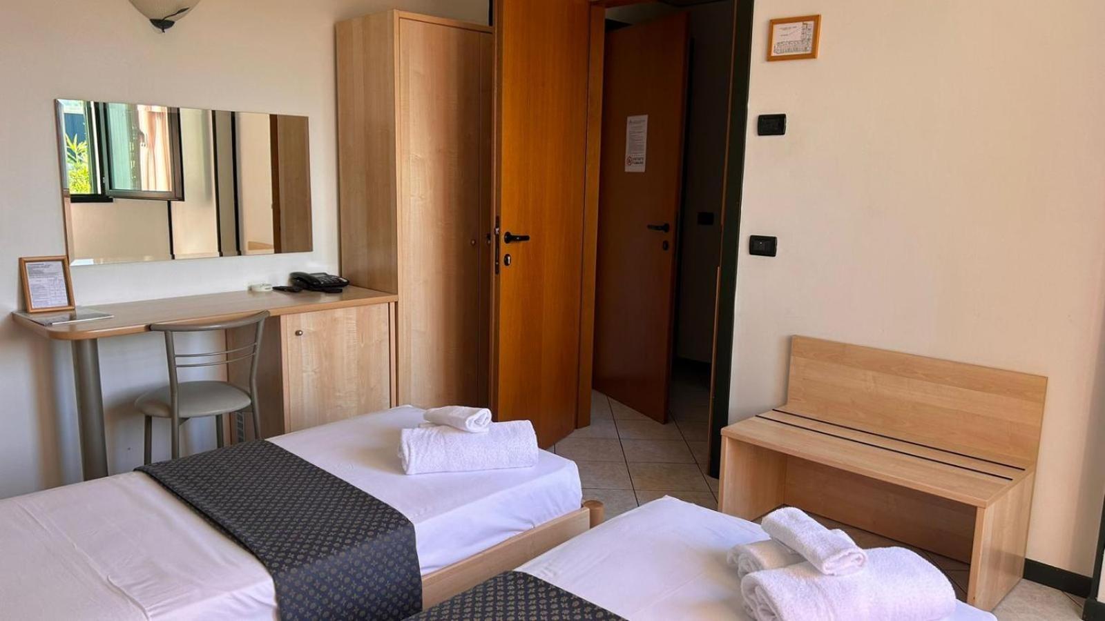 Hotel Gran Delta Di Alba-Invest Srl โรโซลินา ภายนอก รูปภาพ