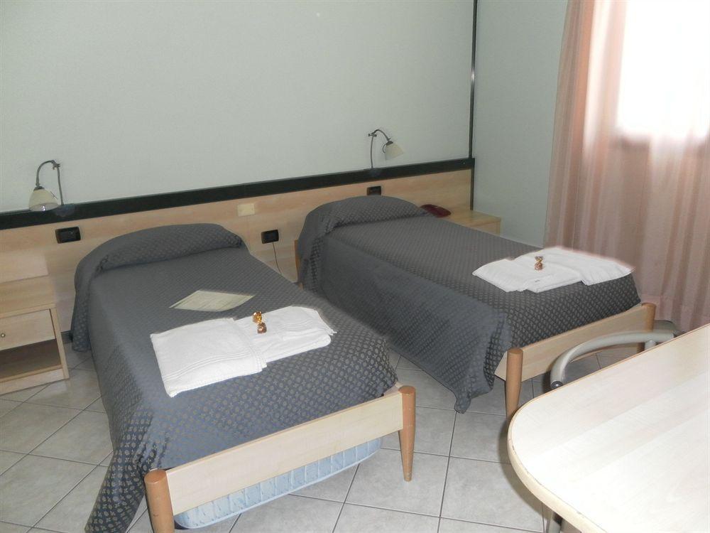 Hotel Gran Delta Di Alba-Invest Srl โรโซลินา ภายนอก รูปภาพ