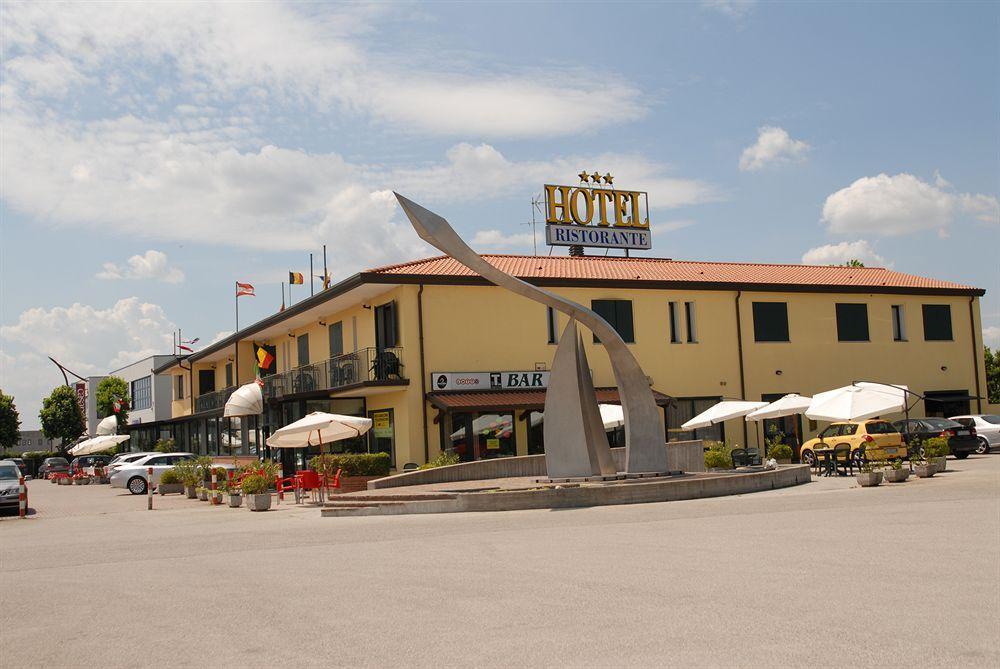 Hotel Gran Delta Di Alba-Invest Srl โรโซลินา ภายนอก รูปภาพ