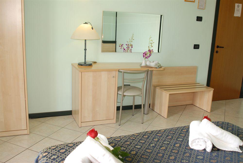 Hotel Gran Delta Di Alba-Invest Srl โรโซลินา ภายนอก รูปภาพ